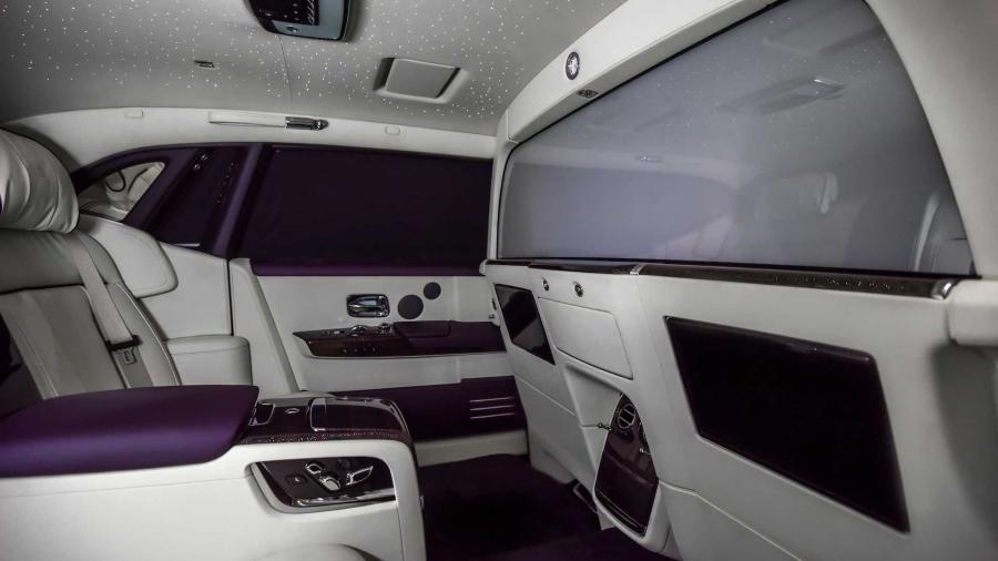 Интерьер Rolls-Royce Phantom Privacy Suite 2019 года  (фото 6 из 11)